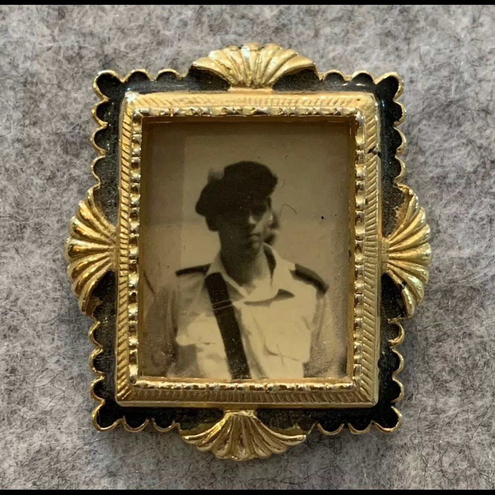 Antique Gold & Enamel Brooch Soldier Picture
